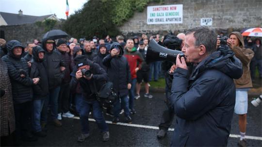 Gegendemonstranten blockieren die Garvaghy Road - die Parade konnte deshalb zunächst nicht starten. 