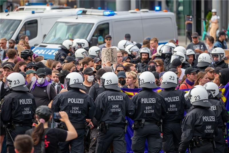 Hunderte bei Demos gegen Abtreibung - Schlagstockeinsatz Gegendemonstranten des «Marschs für das Leben» blockieren den Demonstrationszug auf der Pipinstrasse in Köln.