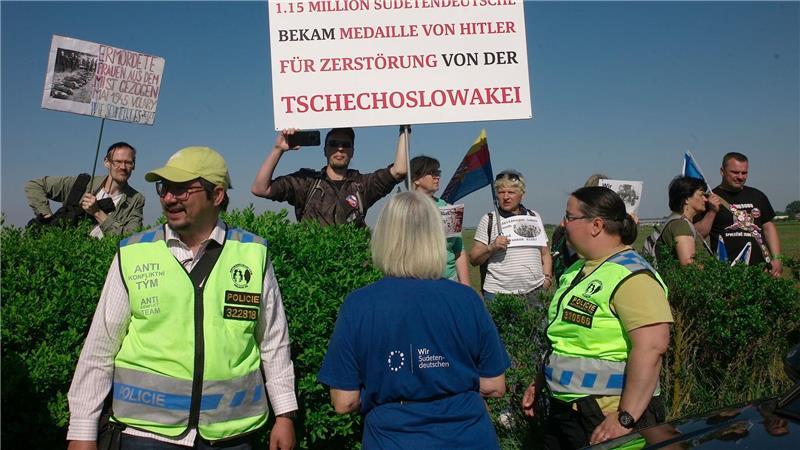 Versöhnungsmarsch erinnert an Opfer der Vertreibung Gegendemonstranten protestieren gegen den Versöhnungsmarsch. Die Polizei war mit einem Anti-Konflikt-Team im Einsatz.