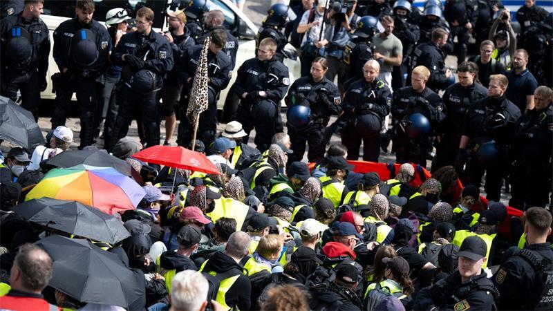 AfD-Mann bei Demo in Schwerin angegriffen – verletzt Gegendemonstranten versuchen, den Aufzug der Generation Deutschland zu behindern. Der Streckenverlauf wird daraufhin geändert.
