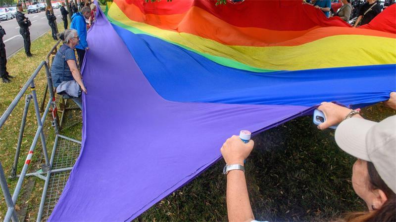 AfD startet Wahlkampf in Sachsen-Anhalt Gegendemonstranten zeigten in Magdeburg eine große Regenbogenfahne. Die AfD meint laut ihrem 100-Tage-Programm, die Fahne stehe „für die Entwertung der Familie und der tradierten gesellschaftlichen Normalität“.