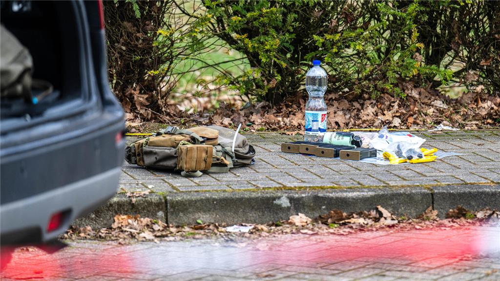 Gegenstände liegen neben einem Auto. Foto: Sina Schuldt/dpa