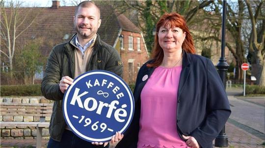 Gegenüber der Kirche am Dorfplatz in Blexen wird am 1. März 2025 das Kaffee-Korfé seine Türen eröffnen. Betreiberin ist Alexandra Korfé, hier mit ihrem Sohn Pascal Meyer.