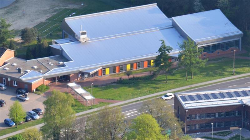 Gegenüber des Jobcenters in Hemmoor (vorne) befindet sich das Bad "Ostewelle". Dort stehen verschiedene Sanierungsmaßnahmen an.