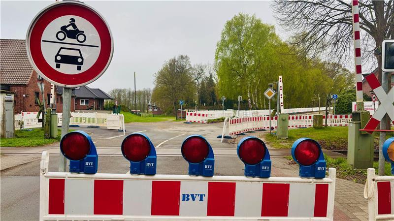 Durchfahrtsverbot: Bargstedt blickt mit Sorge zum Festplatz Gegenüber liegt der Festplatz mit dem Turniergelände. Die umliegenden Straßen sind als Sackgassen gekennzeichnet und gesperrt, weil im Bereich des Bahnhofs die Kreisstraße 64 erneuert wird.