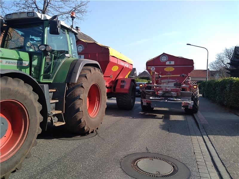 Gegenverkehr: Breite Fahrzeuge müssen auf den Gehweg ausweichen.