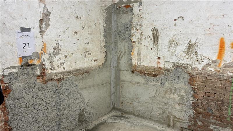 Altes Land: Wieder Spitzengastronomie in der Windmühle in Borstel? Gegenwart: Der denkmalgerechte Kalkputz kommt im Keller der Mühle noch auf die Wand. Hinter den Wänden wurden Presspfähle eingebaut.
