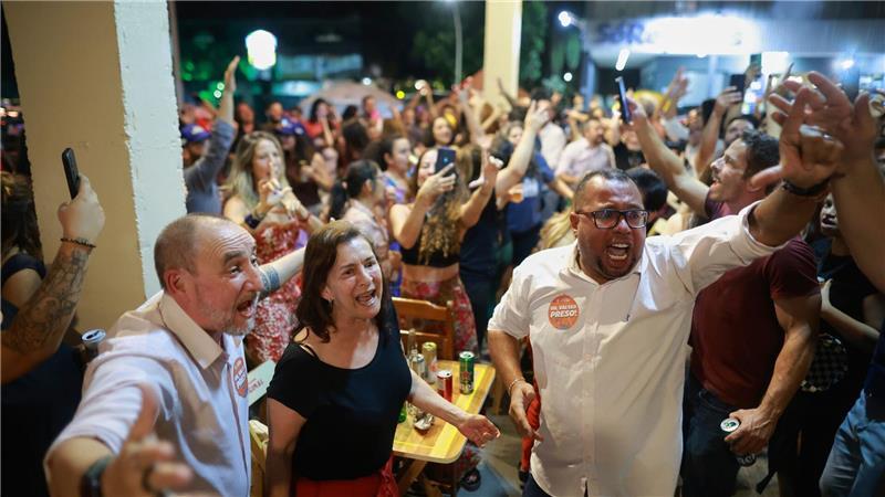 Gegner Bolsonaros feiern das Urteil. 