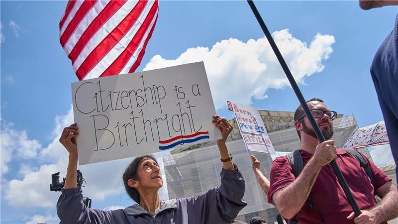 Oberster Gerichtshof prüft: Per Geburt US-Bürger oder nicht? Gegner einer Änderung des US-Geburtsrechts demonstrieren. (Archivbild)