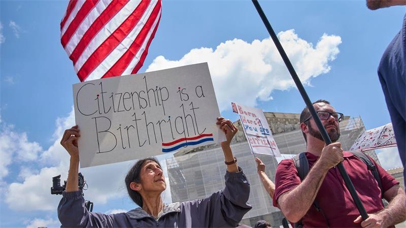 Supreme Court: US-Staatsbürgerschaft bei Geburt in den USA Gegner einer Änderung des US-Geburtsrechts demonstrieren. (Archivbild)