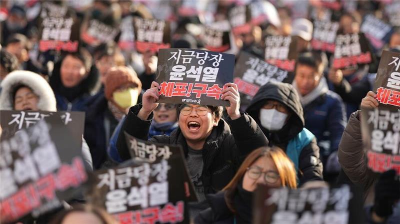 Sicherheitsleute von Südkoreas Präsident verpassen Vorladung Gegner und Anhänger Yoons demonstrieren seit Tagen auf den Straßen.