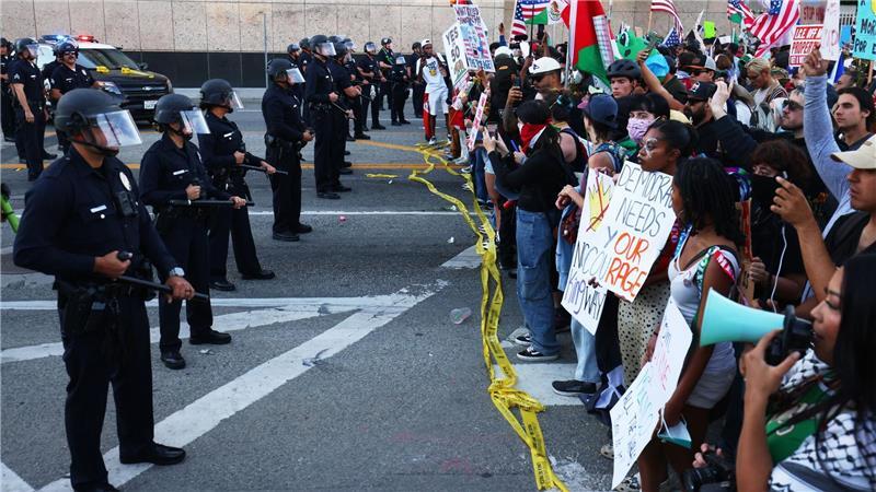 Gegner werfen Trump und seinem Umfeld vor, Dissens pauschal zu delegitimieren und schrittweise einschränken zu wollen.