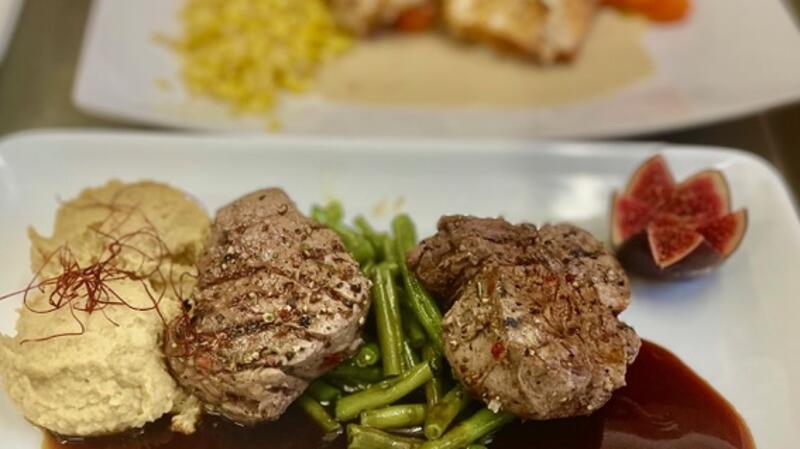 Gegrilltes Kalbsfilet auf Feigensenf-Jus, grünen Bohnen und Hummus.