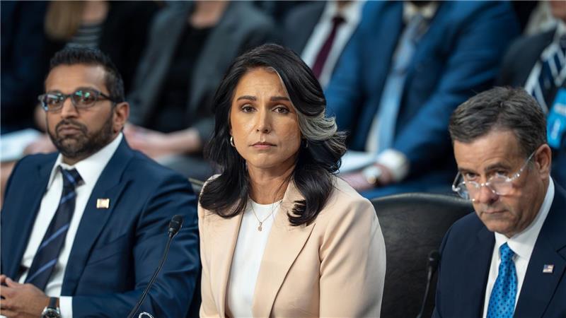 Trumps Regierung wegen Geheimchat-Affäre in Erklärungsnot Geheimdienstkoordinatorin Tulsi Gabbard (M) und CIA-Direktor John Ratcliffe (rechts) mussten sich kritischen Fragen im US-Senat stellen.