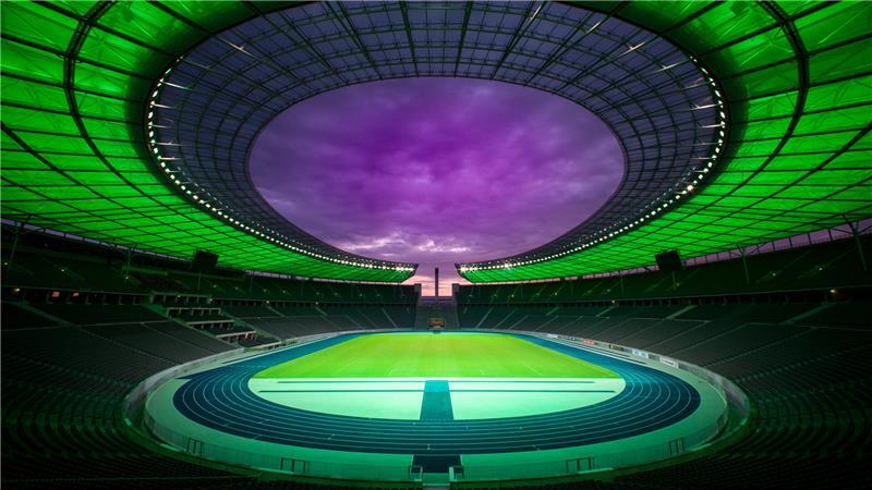 Geheimnisvolles Rund: Zur Lichterlebnis-Tour wird das Berliner Olympiastadion in besondere Farben gehüllt.