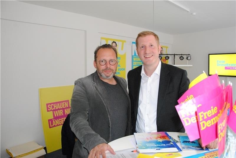 Gehen für die FDP ins EU-Wahlrennen: Karsten Holst (links) aus Buxtehude und Niedersachsens FDP-Spitzenkandidat Jan-Christoph Oetjen. Foto: Stief