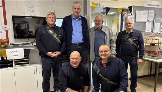 Gehen zwar in Rente, bleiben der KVG aber weiter erhalten: Wolfgang Häussler (hinten von links), Siegfried Riggert, Bernd Ehlen und Jens Bruhn sowie (knieend) Ralf Henne (links) und Josef Bastikant.