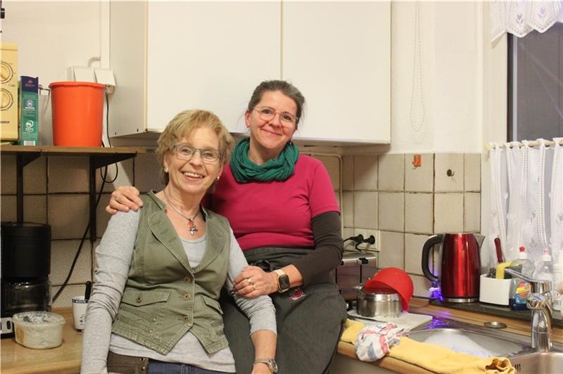 Gehören dazu: Silvia (links) kellnert schon 20 Jahre mit, Simone hilft seit 32 Jahren in der Küche.