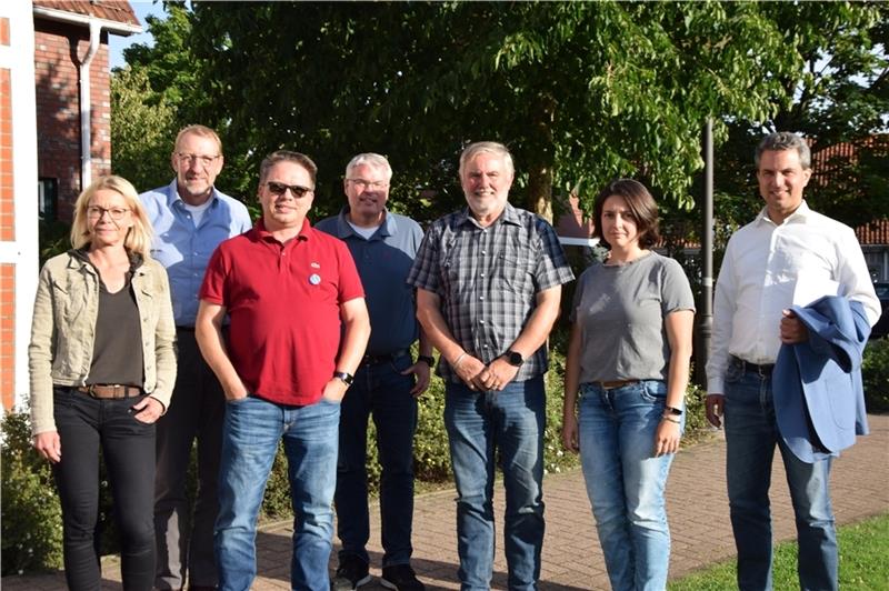 Gehören zum „Runden Tisch“ : Anja Blieffert, Heino Ostermeier, Lothar Weidmüller, Matthias Riel, Andreas Biesewig, Anastasia Vogeler und Pastor Paul Henke. Foto: Battmer