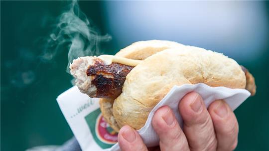 Gehört für den Großteil zum Stadionbesuch dazu: die Wurst im Brötchen.