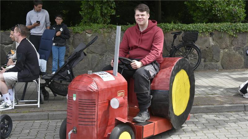 Disco auf Rädern: Diese verrückten Seifenkisten schossen durch Harsefeld Gehört zu den außergewöhnlichsten Fahrobjekten: der kleine rote Trecker von Abiturient Simon Stelljes.