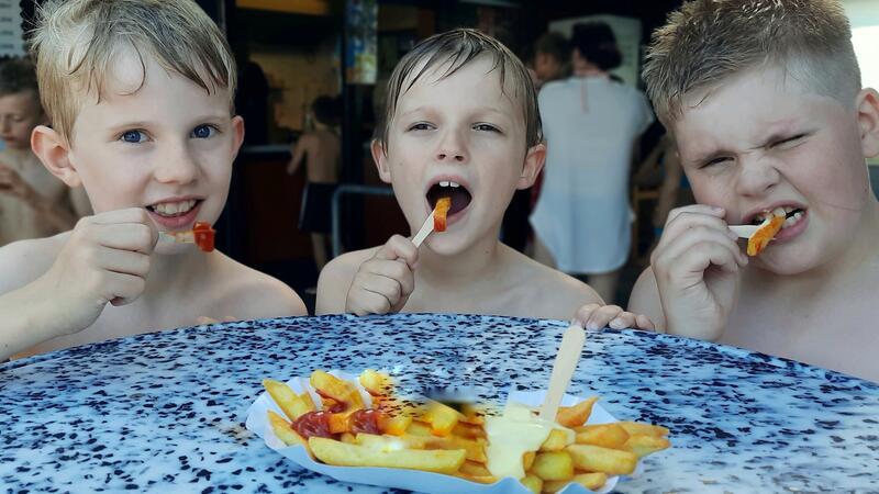 Gehört zu jedem Freibad-Besuch: die Pommes am Kiosk.