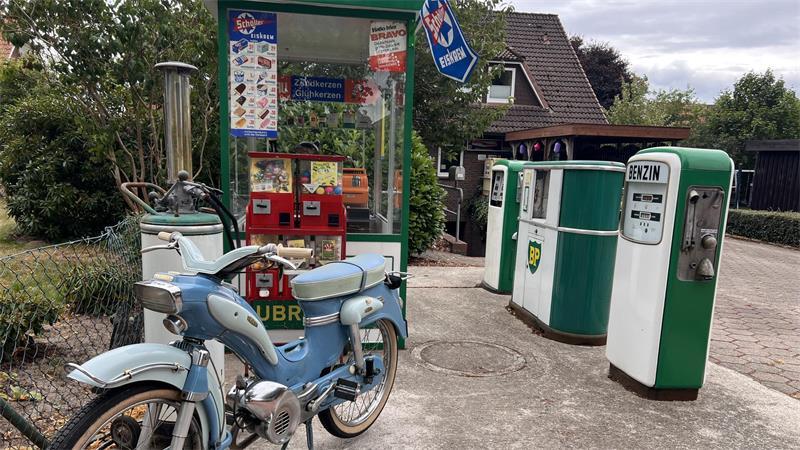 Gehört zum Fuhrpark: Das alte Victoria-Moped, das Michi Bargsten restaurierte.