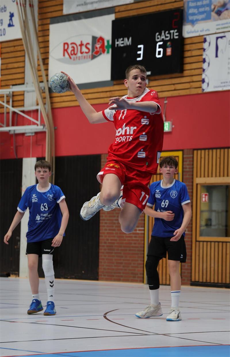 Mika Minkus in rot-weißer Sportkleidung setzt zum Wurf an.