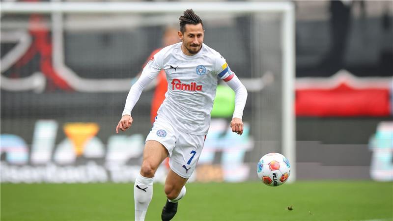 Geht bei Holstein Kiel weiter voran: Kapitän Steven Skrzybski verlängerte den Vertrag bis 2027 (Archivbild).