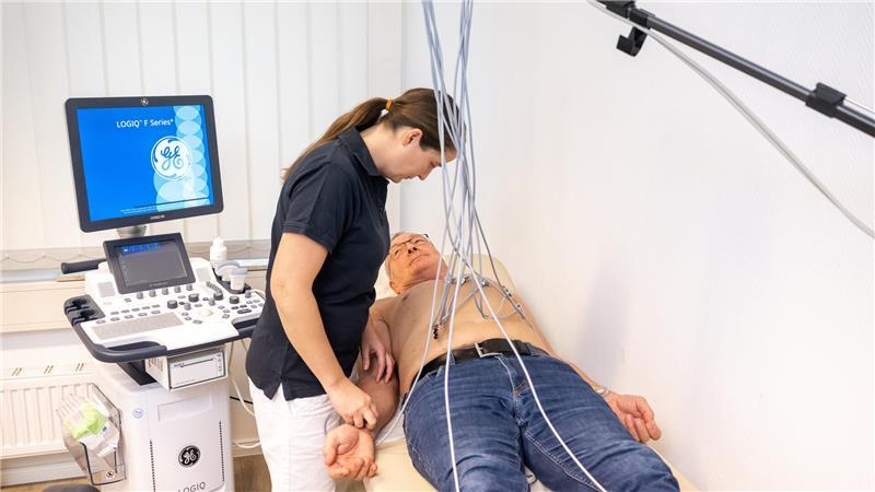 Geht es dem Herzen gut? Wer eine Vorgeschichte mit einem Infarkt hat, lässt Beschwerden lieber einmal zu oft abklären.