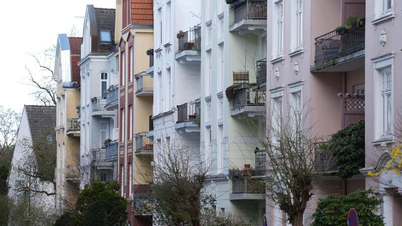 Geht es nach dem Denkmalschutz, müssen an manchen Häusern die farbigen Anstriche weichen. (Archivbild)