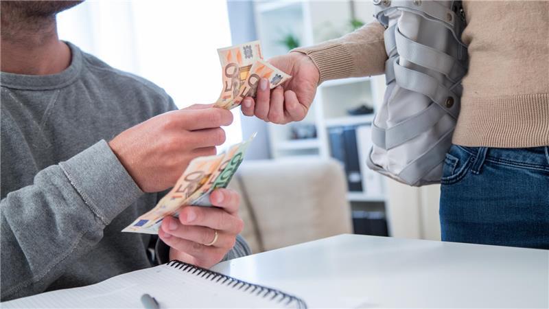 Geht es nur um den Wocheneinkauf oder um das Geld für ein neues Auto? Der Betrag macht oft einen Unterschied, wenn es darum geht, ob man Freunden etwas leihen möchte.