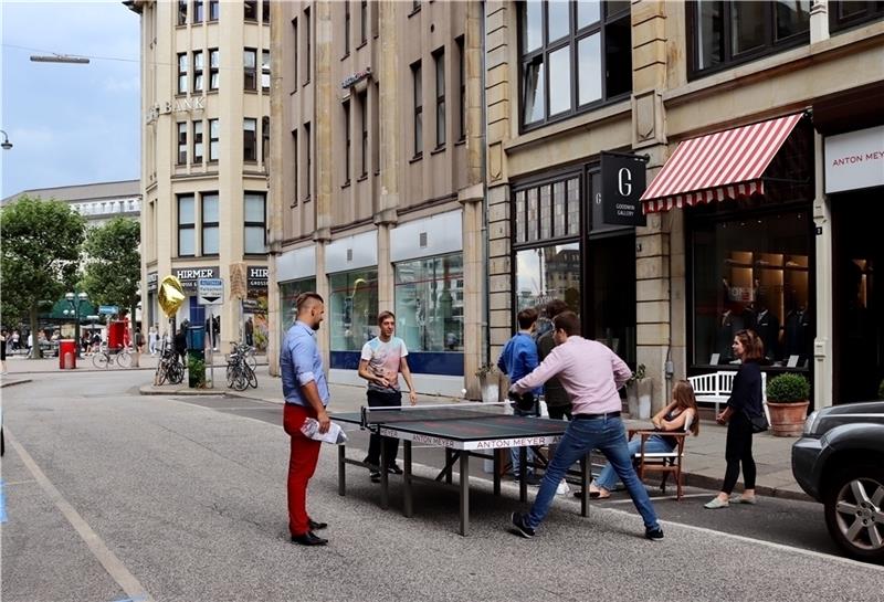 Geht, wenn die Autos draußen bleiben: Tischtennisspieler auf der Kleinen Johannisstraße. Foto: Lorenz