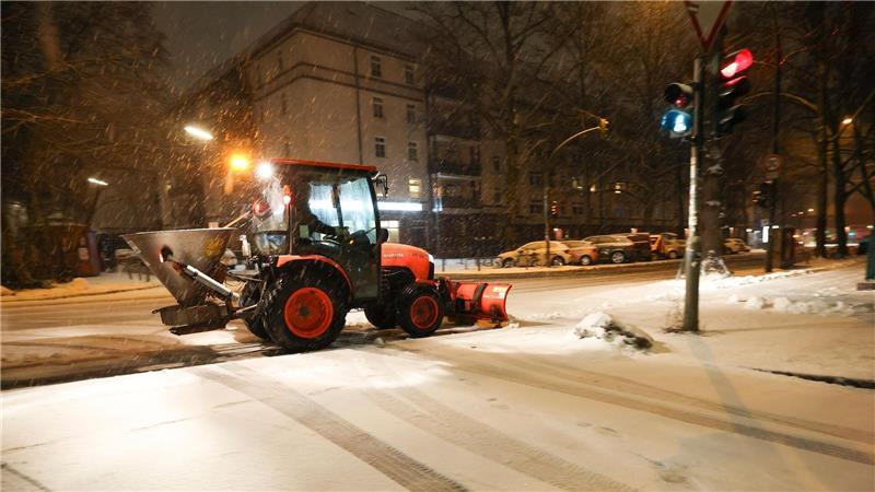 Gehwege, Bushaltestellen und wichtige Straßen - die Stadtreinigung war mit 360 Fahrzeugen im Einsatz.