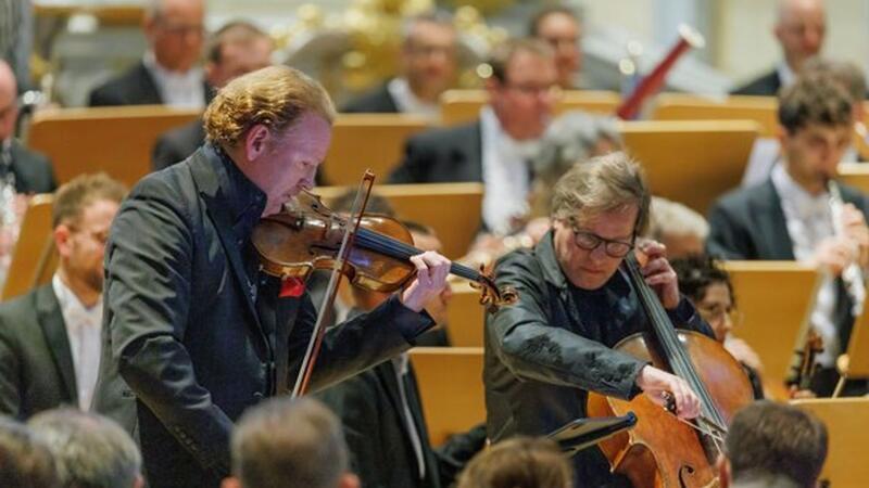 Geiger Daniel Hope und Cellist Jan Vogler im Duett spielen in der Dresdner Frauenkirche.