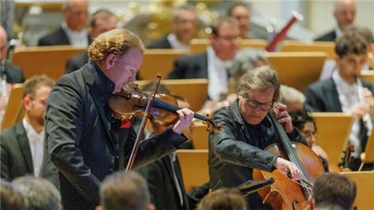 Geiger Daniel Hope und Cellist Jan Vogler im Duett spielen in der Dresdner Frauenkirche.