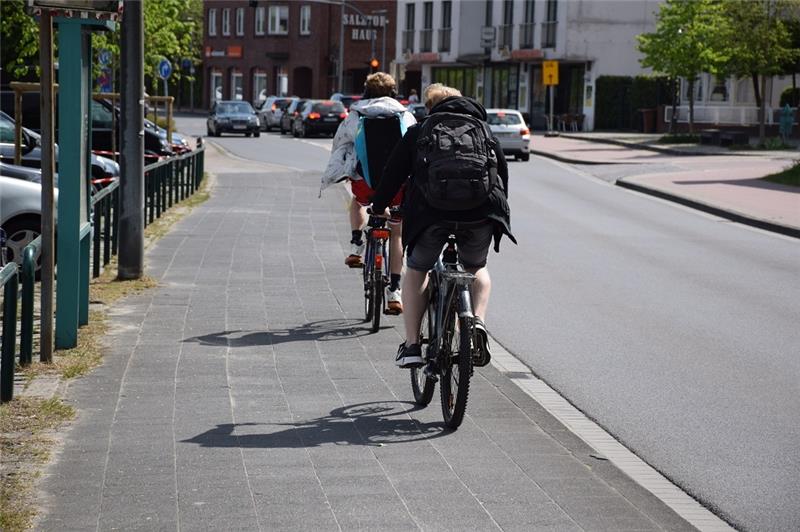 Geisterradler auf der Hansestraße: Auch auf Geh- und Radwegen muss die Fahrtrichtung eingehalten werden. Foto: Strüning