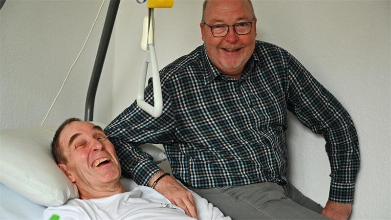 Melody (7) kämpft schon zum zweiten Mal gegen den Krebs Geistig ist Jack noch voll da - und auch bei seiner körperlichen Verfassung sind durch die vielen Therapien schon Fortschritte erkennbar. Rechts sein langjähriger Freund Gerhard Naujoks. Foto: Ahrens