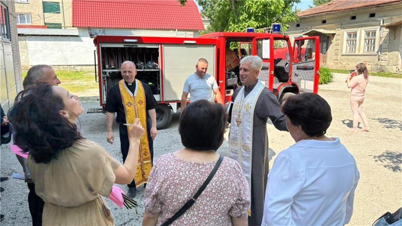 Krieg in Osteuropa: Landkreis sucht Rettungswagen für die Ukraine Geistlicher Segen für das Fahrzeug.