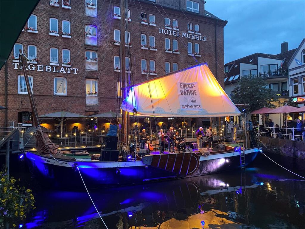 Gekonnter Schiffsmove: In Sachen Atmosphäre kann der Ewer-Bühne nichts das Wasse...