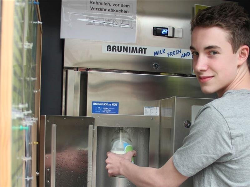Gekühlte Milch aus dem Automaten: Tim Borchers zeigt, wie es funktioniert.