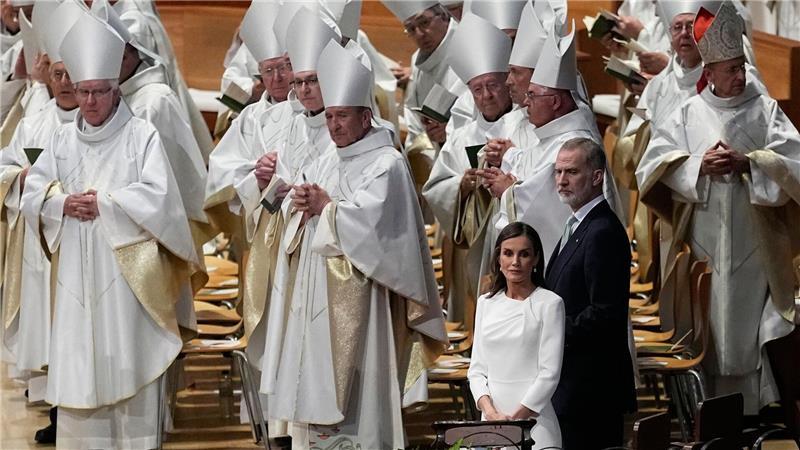 Papst ehrt Gaudí und segnet Jesus-Turm der Sagrada Família Geladen waren insgesamt rund 4.000 Teilnehmer.