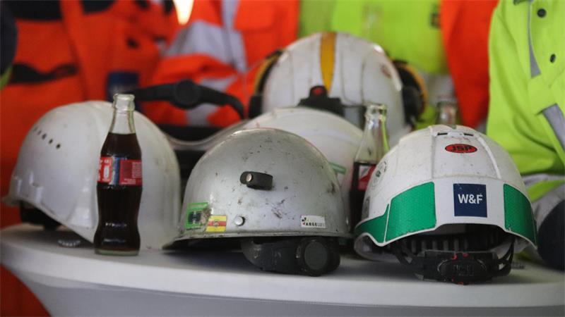 Geladene Gäste und das Team vor Ort waren zur Feier des Tunneldurchschlags in Wischhafen geladen.
