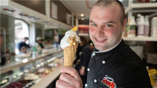 Gelatiere Thomas Micolino mit seinem Kamelmilch-Eis. 