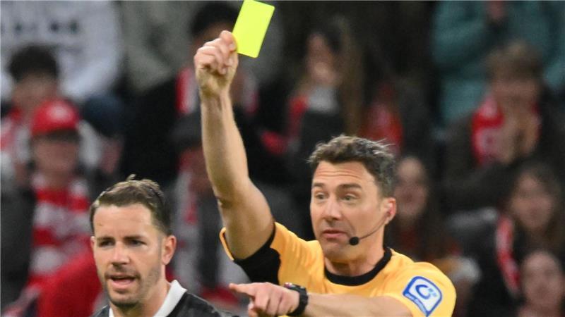 Gelb für Günter: Freiburg debattiert mit Schiedsrichter Felix Zwayer.