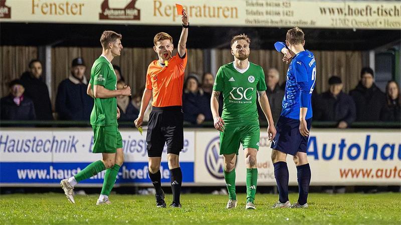 Tor mit Folgen und geknackte Schallmauern: So irre lief die Stader Saison Gelbe Karten sind in Harsefeld Routine - manchmal gibt es auch Platzverweise.