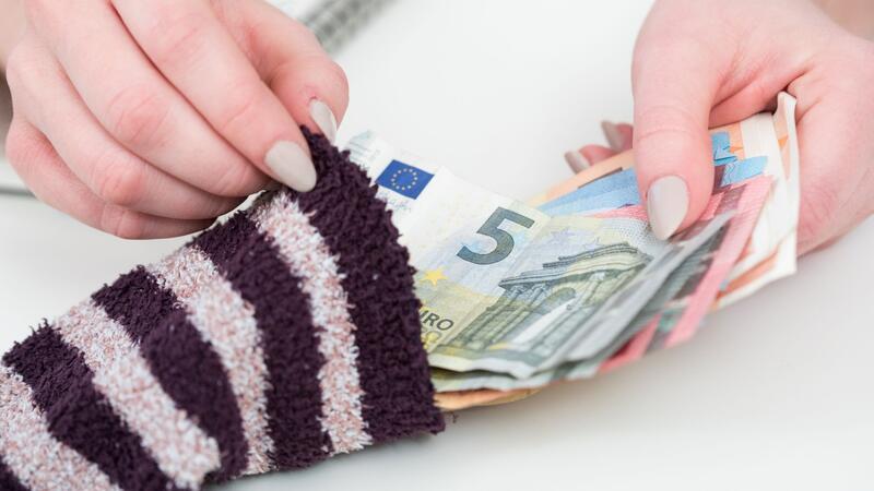 Warum Sie Ihr Geld anlegen sollten – und wie das funktioniert Geld in Socken bunkern? So wird das nichts mit dem Zinseszinseffekt.