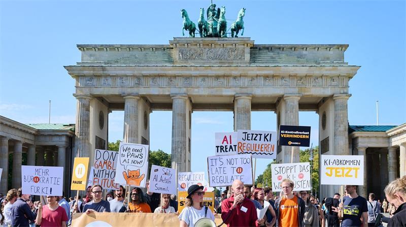 Hauptstadt Berlin bekommt mehr Geld vom Bund Geld vom Bund gibt es unter anderem für die Absicherung von Demonstrationen.