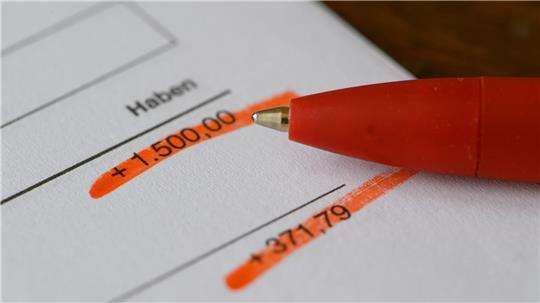Geldeingänge auf einem Kontoauszug: Bei großen Banken finden sich keinerlei Hinweise auf geänderte Kontoeingangsgebühren. (Symbolbild)
