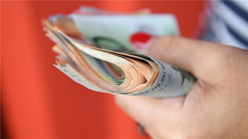 Geldgeschenk erhalten? In den meisten Fällen interessiert das Finanzamt das nicht - sofern der Wert in einem gewissen Rahmen bleibt.
